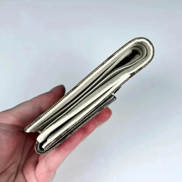 Gucci Bifold Monogram Wallet - Picture 5 of 12